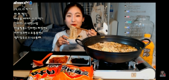 라면을 4봉지 이상 먹는 콘텐츠로 방송했던 먹방 유튜버 | 인스티즈