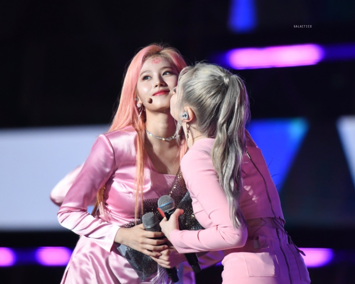 뽀뽀하는 트와이스 | 인스티즈