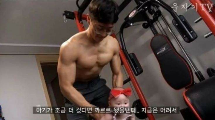 운동하는 아빠에게 딸을 맡기면 | 인스티즈