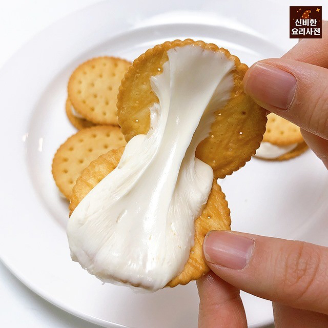 야채크래커 사이에 말랑카우를 끼워서 전자렌지에 돌리면..jpg | 인스티즈