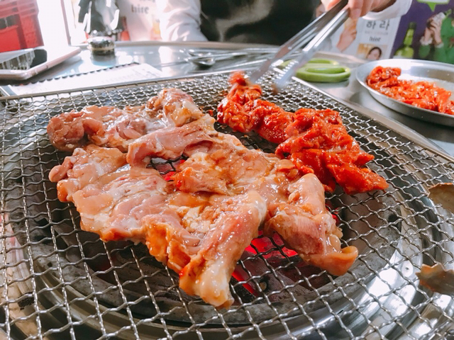 원래 숯불에 구워 먹는거라는 춘천 닭갈비.jpg | 인스티즈