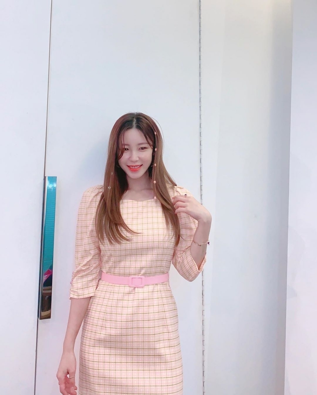 앞머리를 귀뒤로 살짝 넘긴 전효성 최근.JPG | 인스티즈