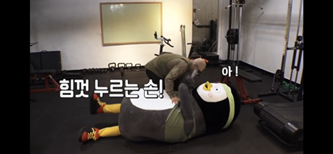 펭귄과 대머리가 운동하는 헬스장이 있다?!.jpg | 인스티즈