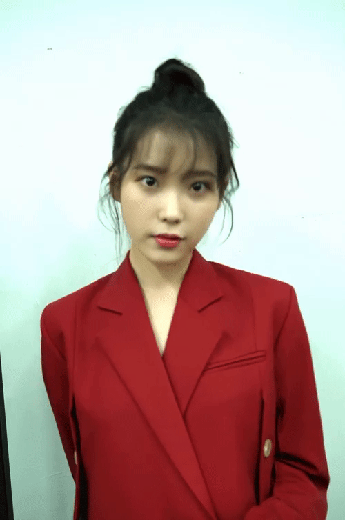 글쓴이에게 윙크하는 아이유 | 인스티즈