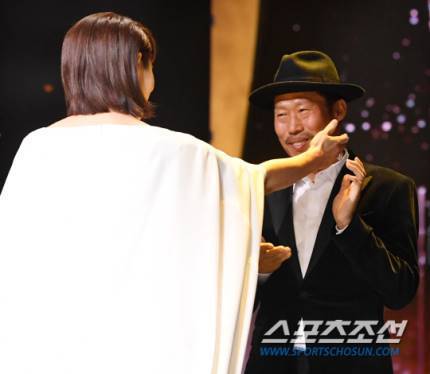 유해진 축하해주는 김혜수.jpg | 인스티즈