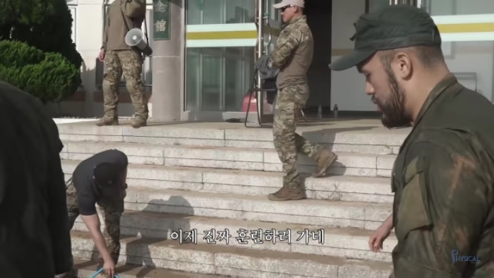 가짜사나이2 아슬란 교관 커피 이전에 긁어댔던 장면 ㅋㅋ.jpg | 인스티즈