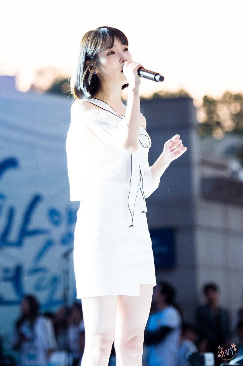 2017년 연세대 축제 아이유.jpgif | 인스티즈