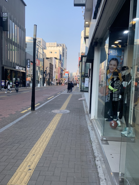 평소에 비해 사람이 없는 동성로 | 인스티즈