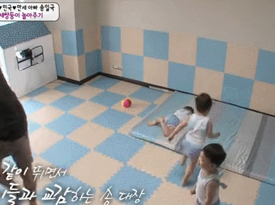 삼둥이랑 즐겁게 놀아주는 송일국.gif | 인스티즈