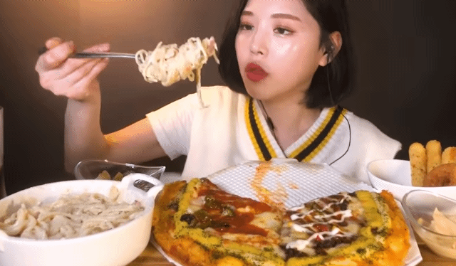 8개월만에 구독자200만 찍은 먹방유튜버 문복희의 과거 | 인스티즈