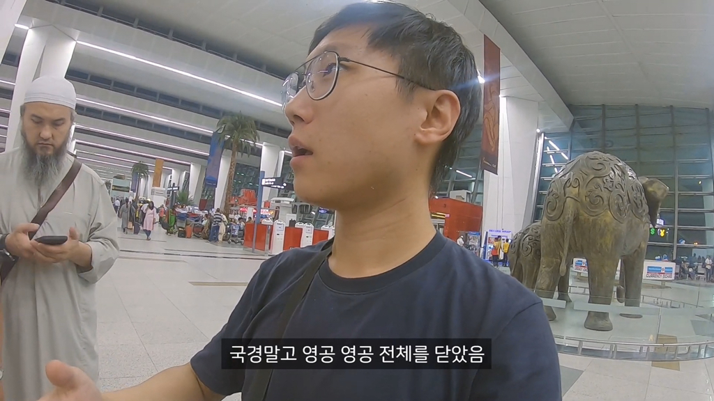 항공편 결항에 대처하는 인도 승무원 | 인스티즈