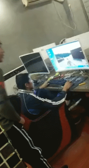 피시방에서 핵 쓰는걸 본 중국인.gif | 인스티즈