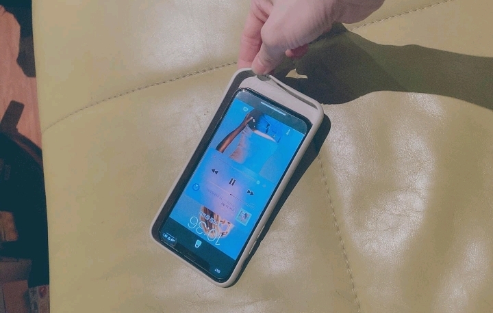 나혼자산다 방송 이후 휴대폰 케이스 선물받은 손담비.jpg | 인스티즈