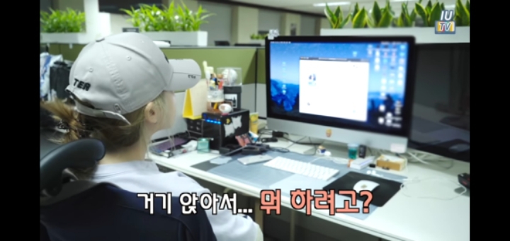 분노의 티켓팅 하는 아이유 | 인스티즈