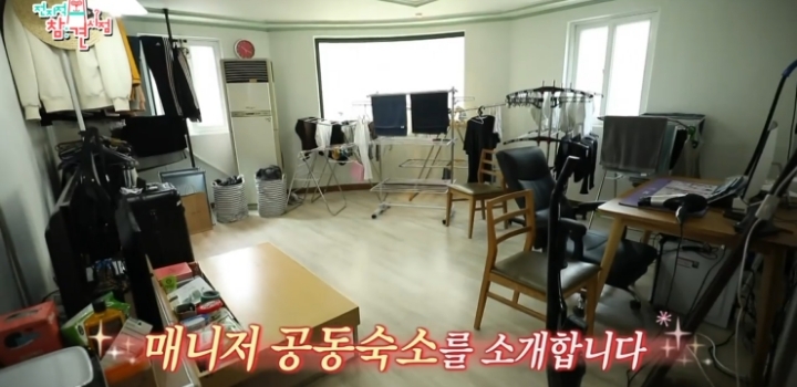 얼굴 표정 극명하게 차이 나는 오마이걸 매니저ㅋㅋㅋ.jpg | 인스티즈