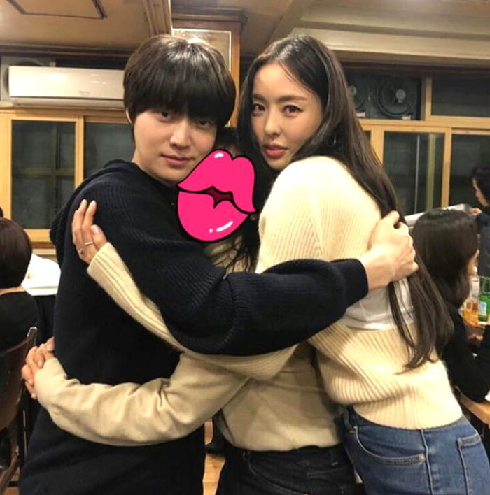 스탭들 꽉껴안아주는 이다희ㄷㄷ.jpg | 인스티즈