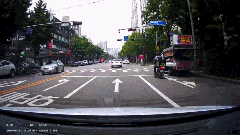 뻐큐하고 가더니 사고 난 개바보 오토바이 새끼.gif | 인스티즈