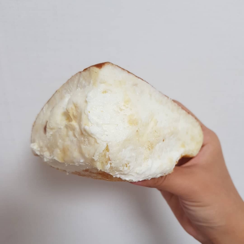 크림치즈가 겁나 많이 들었다는 파리바게트 몬스터치즈번....jpg | 인스티즈