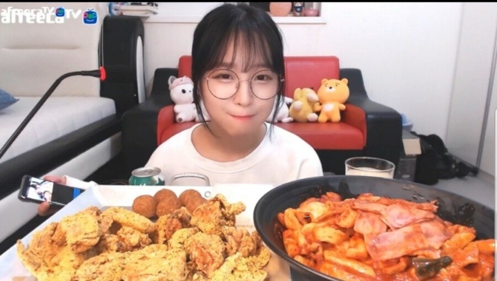 먹방 BJ 쯔양 안경 벗기 전과 후 | 인스티즈
