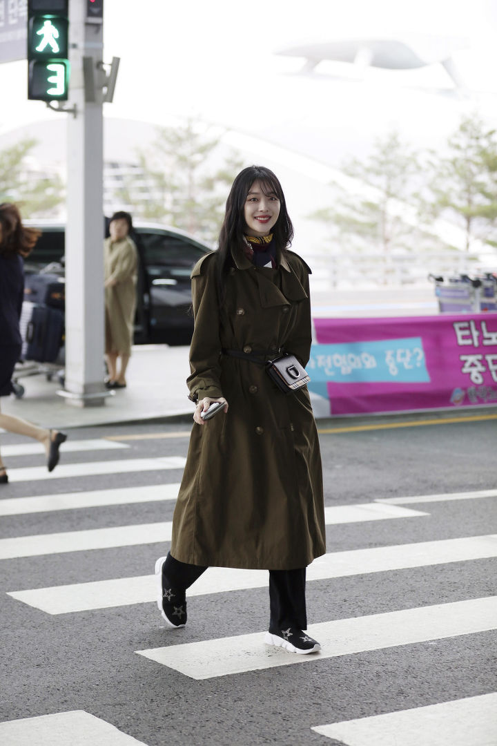 항상 기자들에게 밝게 웃어주던 설리 공항사진들 | 인스티즈