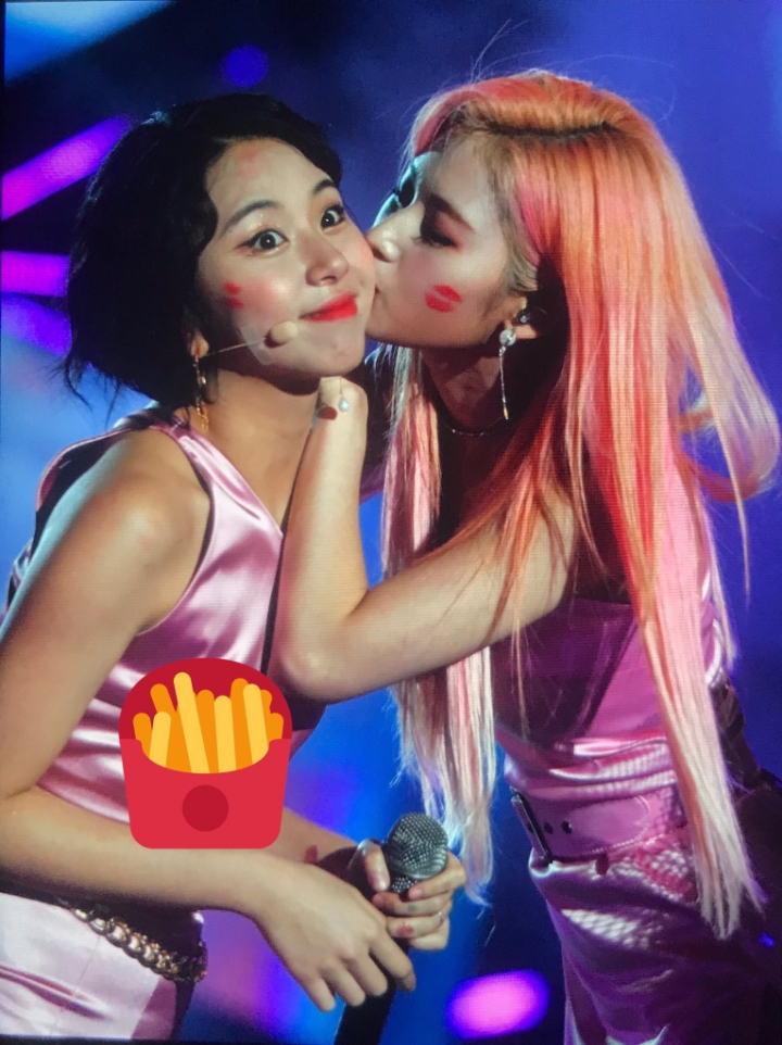 뽀뽀하는 트와이스 | 인스티즈