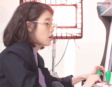 게임하다가 돈 뺏는 아이유 | 인스티즈