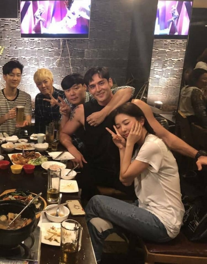 투샷으로 보는 줄리엔강과 슬기 피지컬 차이.jpgif | 인스티즈