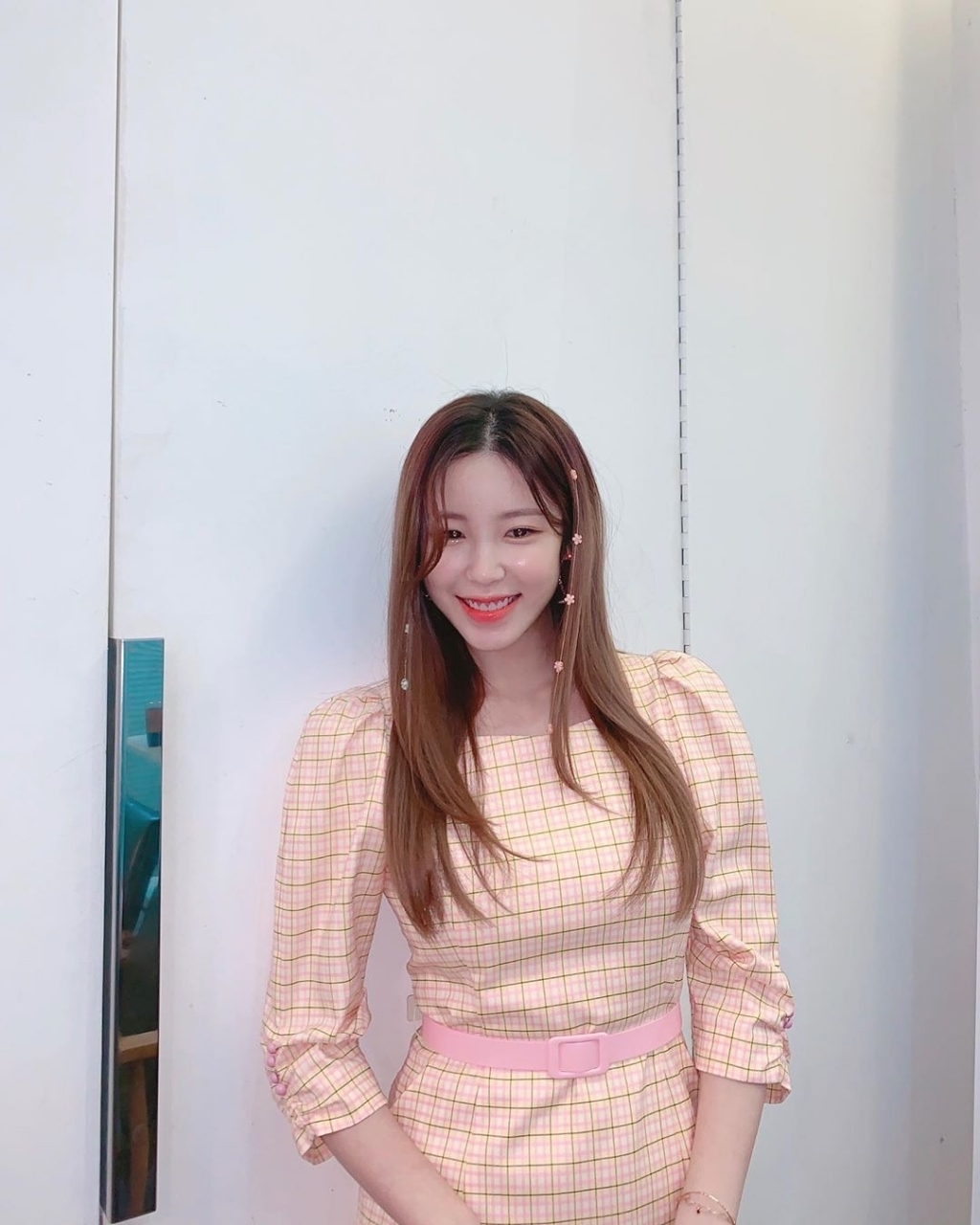 앞머리를 귀뒤로 살짝 넘긴 전효성 최근.JPG | 인스티즈