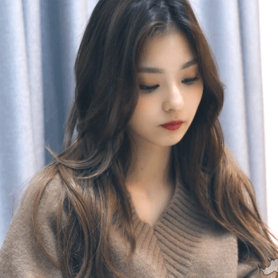 프로미스나인 컴백 확정 기념 생초콜릿 먹는 나경이.gif | 인스티즈