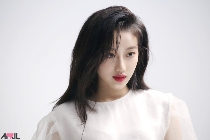 캠퍼스에 흔히 있을 것 같이 생긴 에이프릴 나은 | 인스티즈