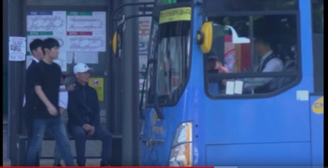 모르는 사람이 넥타이 매는걸 도와달라고 하면? | 인스티즈