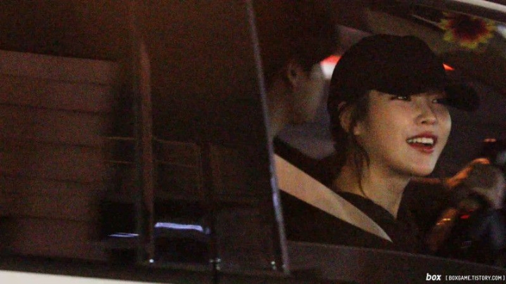 대놓고 덕질하는 아이유 여덕 연예인 .gif | 인스티즈