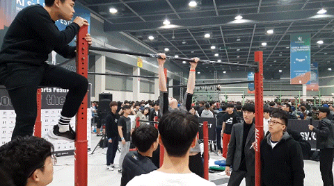 턱걸이 제대로 하는 여자.gif | 인스티즈