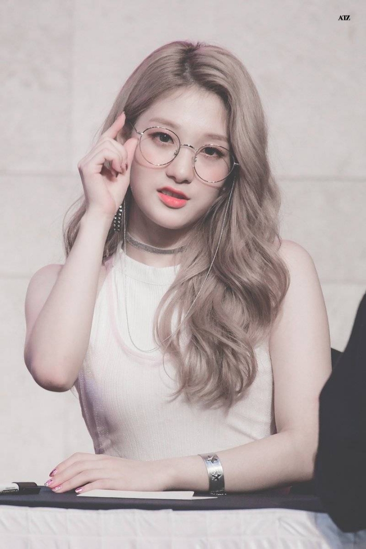 안경이 잘 어울리는 걸그룹 멤버 ..gif | 인스티즈