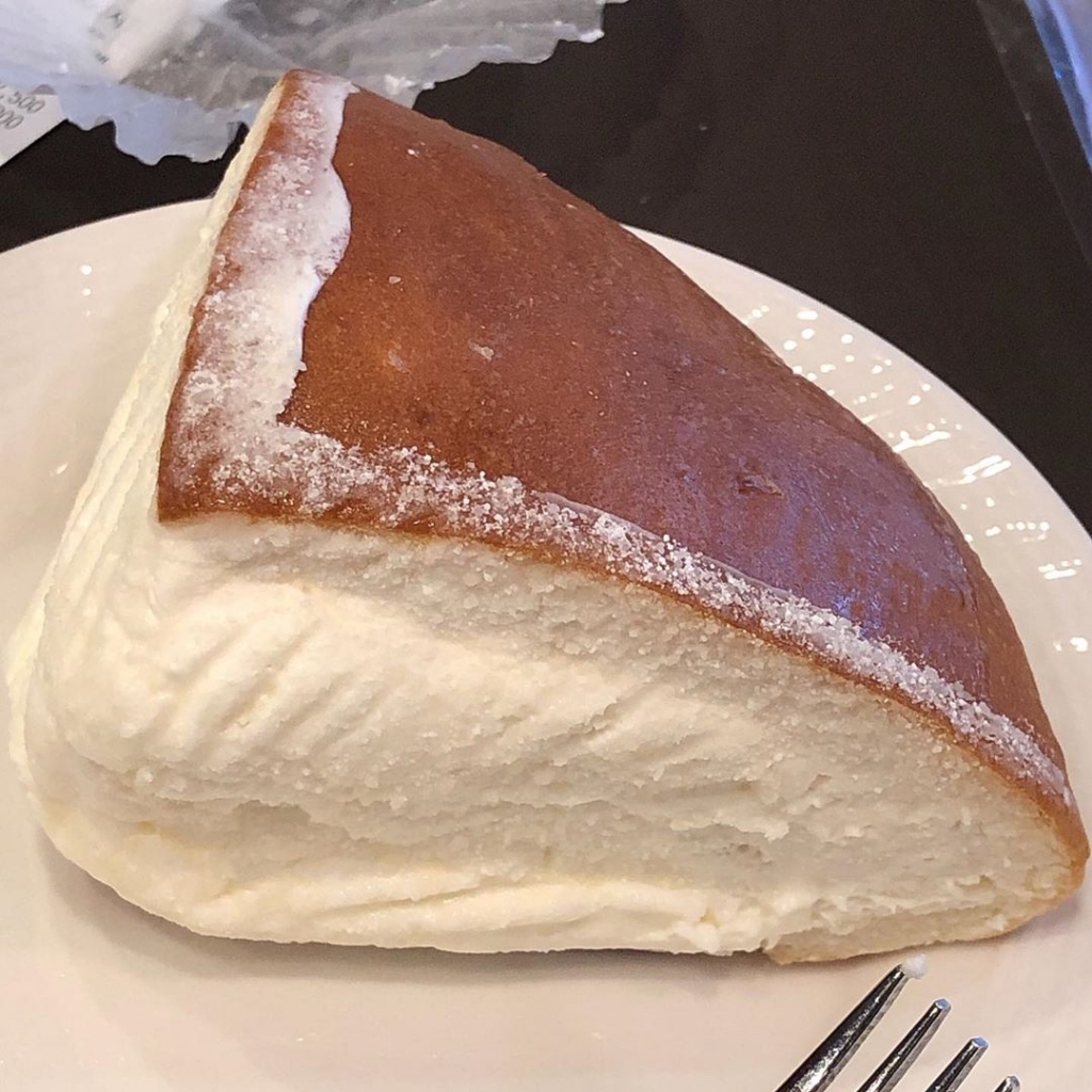 크림치즈가 겁나 많이 들었다는 파리바게트 몬스터치즈번....jpg | 인스티즈