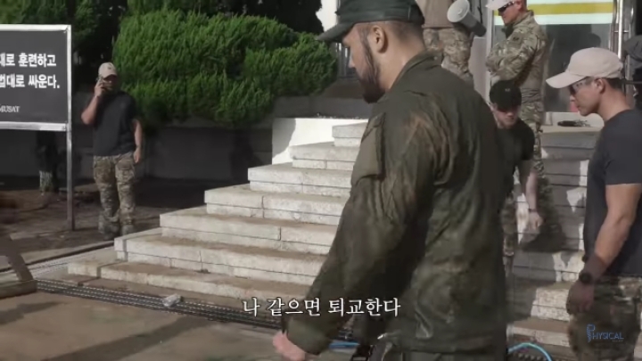 가짜사나이2 아슬란 교관 커피 이전에 긁어댔던 장면 ㅋㅋ.jpg | 인스티즈