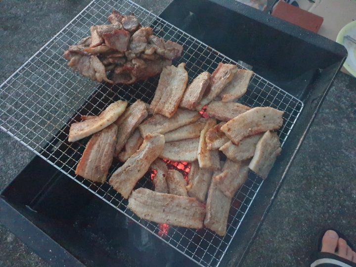 옥상에서 강원도 참숯으로 구운 삼겹살 | 인스티즈