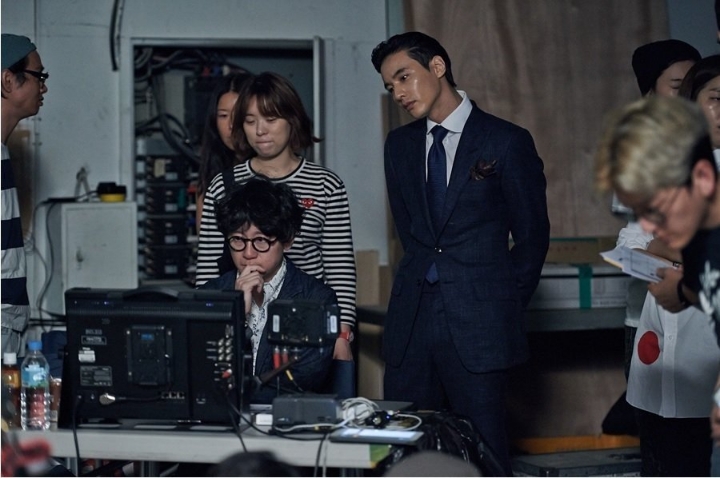 자신의 연기 모니터링하는 배우들 실제 모습JPGIF | 인스티즈