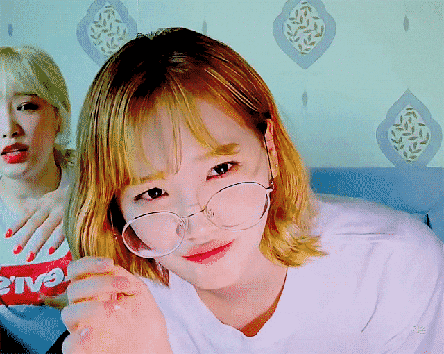 안경쓰니 은근히 이쁜 아이즈원 채원 | 인스티즈