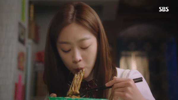 조보아 짜장면 먹방 | 인스티즈