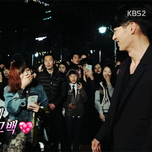 배우 현빈이 팬을 안아주는 방법.gif | 인스티즈