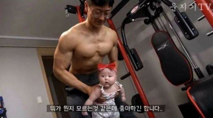 운동하는 아빠에게 딸을 맡기면 | 인스티즈