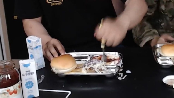 군대리아 미필과 군필의 먹는법 비교 | 인스티즈