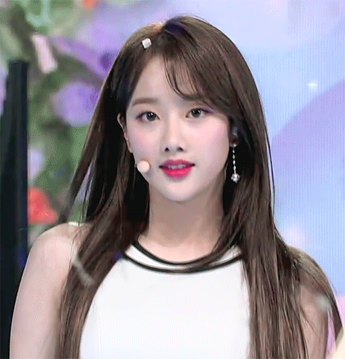 캠퍼스에 흔히 있을 것 같이 생긴 에이프릴 나은 | 인스티즈