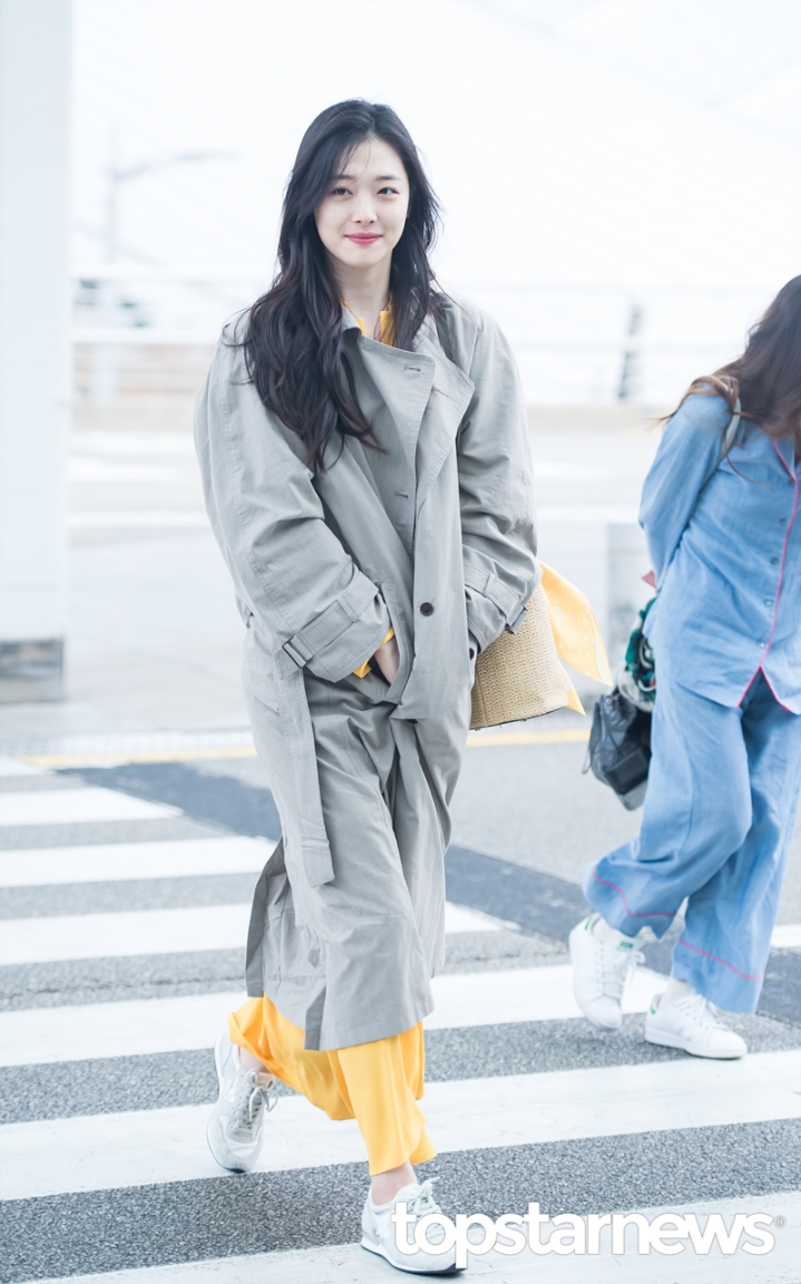 항상 기자들에게 밝게 웃어주던 설리 공항사진들 | 인스티즈