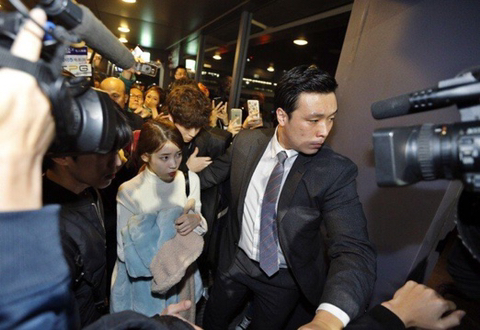 아이유 어깨를 막 잡는 사람 | 인스티즈