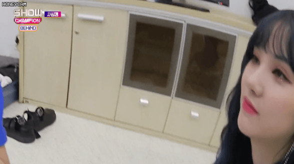 리더의 여름 2행시에 정색하는 은하.gif | 인스티즈