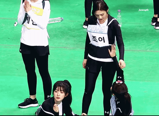 아육대에서 장난감 가지고 노는 조이.gif | 인스티즈