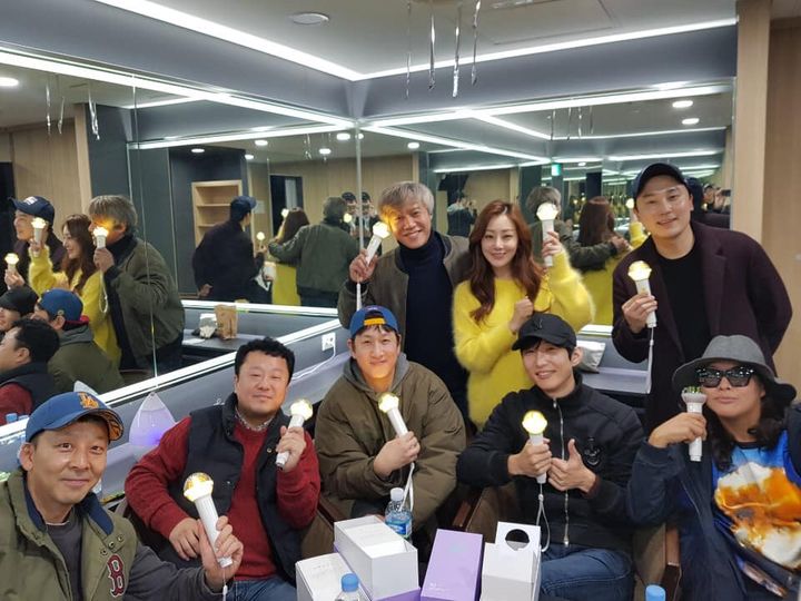 아이유 서울 일요일 콘서트에 온 연예인 .gif | 인스티즈