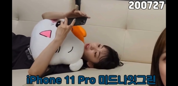 아이즈원 멤버들은 아이폰 갤럭시 무슨 핸드폰을 쓸까.jpg | 인스티즈